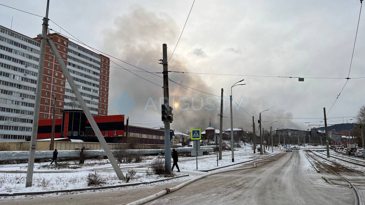Пожарные рукава на дороге ТЦ гвоздь