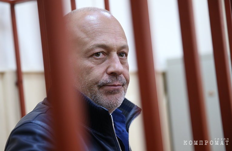 Получив 7,5 года, которые уже отсидел, экс-сенатор задержан в зале суда по новому делу — о хищении 359 млн руб. из банка "Таврический" в виде займов