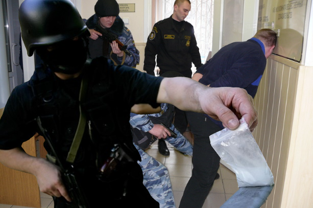 Скрывавшийся в рядах полиции торговец: Замначальнику УМВД России по Омску дали шесть лет за наркоторговлю